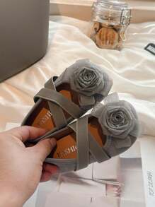 1 para dziewczęcych jednolitych kolorów zamszowych płaskich butów z dekoracją kwiatową, prosty elegancki styl francuski romantyczny, odpowiedni na wiosnę i lato