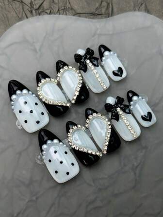 10 st/set Handgjorda pressar på naglar Medium mandelnaglar, svarta och vita naglar, franska naglar, svarta balettnaglar, prickiga dekorationer, svart rosett, silverdiamantkedjehjärtadekoration, pärlsmycken, löstagbara falska naglar, nageltillbehör Nagelkonst, lämplig för fest, dans, lim och dagligt klädsel, studentfest, dagligt replay, studentfest Arkiv DIY Nageltillbehör
