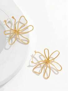 1 Pair Minimalist Asymmetrical Hollow Flower Design Earrings, Suitable For Everyday, Vacation, Date, Couple Gift