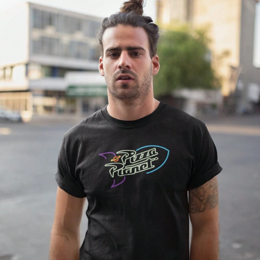 Playera de Hombre 1 Pza Estampado Pizza Planeta Brilla en la oscuridad | Prenda Recta y de Tela Delgada 100% algodón - Negro - Ver 1