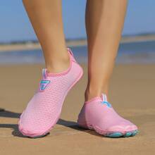 زوج من أحذية المياه للنساء لرياضة الخارجية، أحذية تنفس وتجف بسرعة للتنزه تحت الماء، أحذية كاجوال لون داكن منخفضة الرقبة للشاطئ - وردي - مشاهدة 6