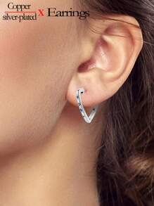 一对原创设计银色耳环，女士款，镶嵌高品质立方氧化锆，闪耀优雅，是馈赠佳品，适合日常、派对、购物、节日、宴会等场合佩戴。