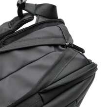The Black Olila Zaino antifurto espandibile Kugar 1048 (consegna in 48 ore) – Nero – Pelle PU, scomparto principale con accesso posteriore, tasca imbottita per laptop da 14", tasche laterali e frontali, manici e schienale imbottiti, cinghia per trolley, zaino di sicurezza, zaino elegante, zaino resistente, zaino per laptop - Nero di Kugar - Visualizzare 4