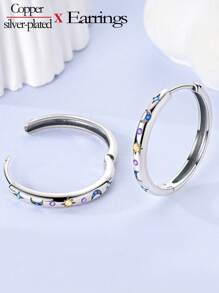 一对原创设计银色耳环，女士款，镶嵌高品质立方氧化锆，闪耀优雅，是馈赠佳品，适合日常、派对、购物、节日、宴会等场合佩戴。