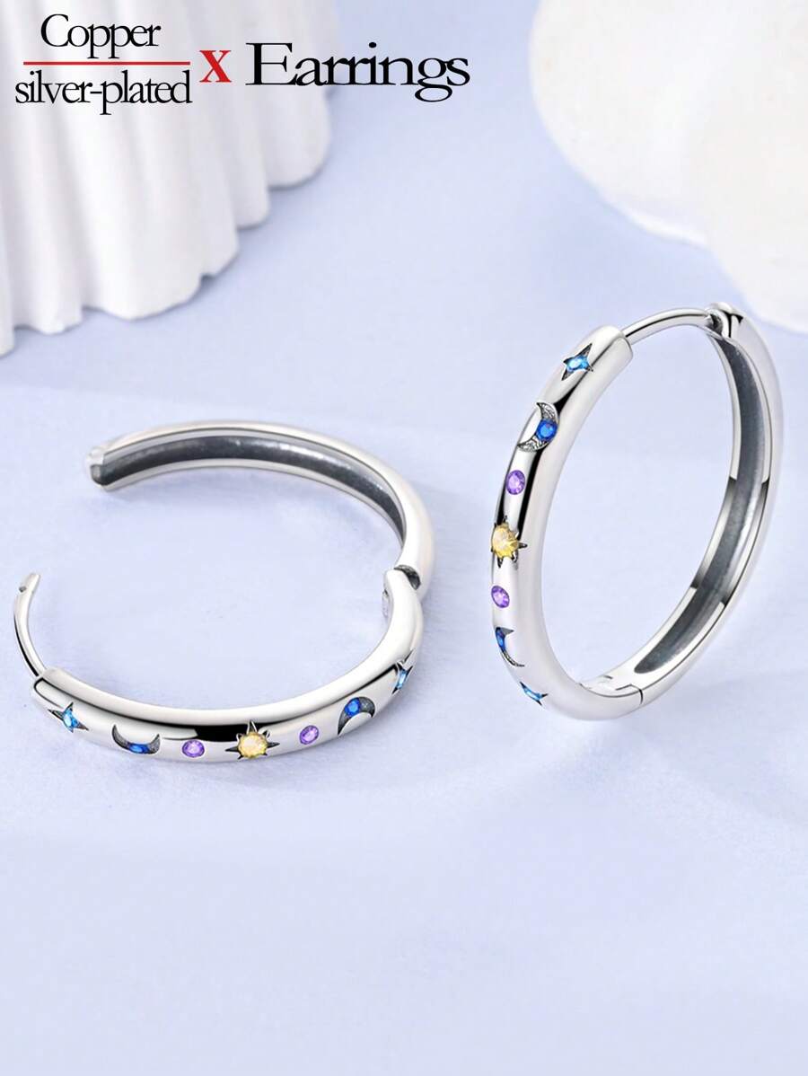 一对原创设计银色耳环，女士款，镶嵌高品质立方氧化锆，闪耀优雅，是馈赠佳品，适合日常、派对、购物、节日、宴会等场合佩戴。