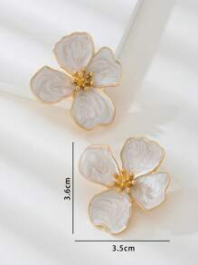 1 对白色扎染金属垂坠不对称花朵耳钉，女士结婚礼物 - 白色 - 查看 5