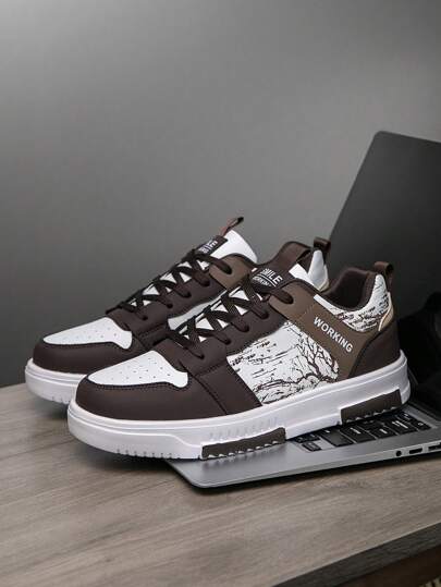 Chaussures de skate décontractées homme, style rétro patchwork imprimé, polyvalentes pour le port quotidien, les activités extérieures, les trajets, les sports. Convient aux adolescents, aux activités de plein air ou décontractées, aux voyages, aux cadeaux de remise de diplômes, aux accessoires vestimentaires pour la Saint-Valentin, à la salle de sport. Style années 2000