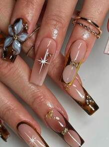 24 piezas de diseños de arte de uñas floral elegante - base marrón con estrellas, líneas doradas y elementos rayados, creando un efecto visual vanguardista y único, que permite a las damas lograr un estilo de uñas postizas atrevido, personalizado