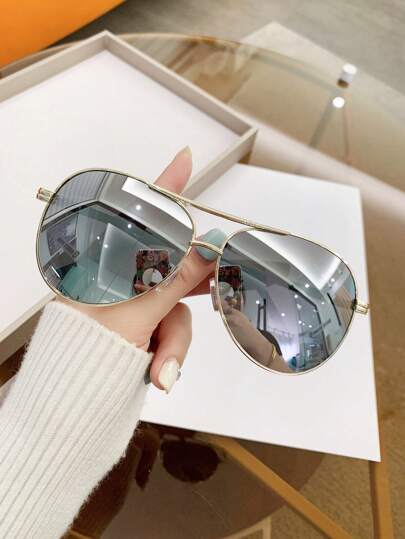 一副女士金属椭圆框复古双梁时尚飞行员眼镜，适合海滩度假、夏季海滩度假、户外活动和旅行。