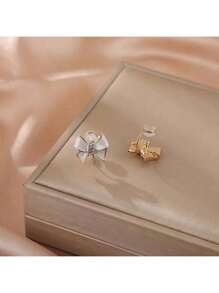 1 Pair Fashion New White Coil Earrings For Women, No Pierced Ear Clips, High-End Elegant Earrings Suitable For Ladies Daily Wear, Holiday Gift