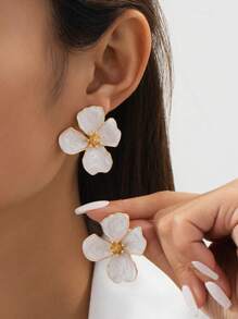 1 对白色扎染金属垂坠不对称花朵耳钉，女士结婚礼物 - 白色 - 查看 1