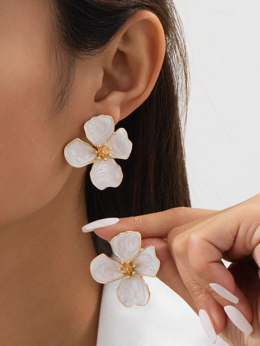 1 对白色扎染金属垂坠不对称花朵耳钉，女士结婚礼物 - 白色 - 查看 1