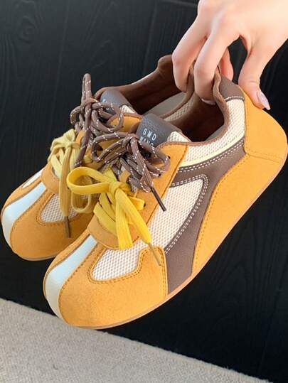 2025 Zapatillas blancas de primavera para mujer, estilo campus coreano, calzado deportivo casual y versátil. Sandalias planas de satén con decoración de mariposa, color rosa/amarillo, para vacaciones