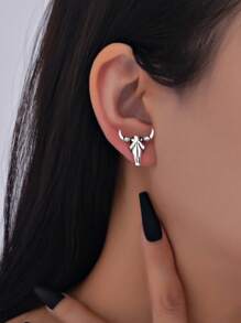 1 对复古哥特式牛仔牛头金属耳环，适合日常通勤、办公室、派对、服装搭配和与朋友聚会