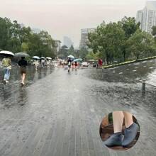 1 双乳胶防水鞋套,户外防雨、防滑、高弹耐磨、易于穿脱、可折叠便携、柔软易存放、可放入口袋、防滑鞋底设计、防摔、适合露营、骑自行车、徒步旅行、跑步、男女皆宜、易于清洁、必备户外装备 - 彩色 - 查看 6