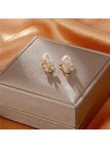 1 Pair Stylish Clip-On Earrings, Faux Cat Eye Flower Design, Minimalist & Elegant, Great Gift For Women - Triangle Clip Ear Clip (item Number A923) - View 4