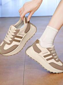 Nuevos tenis gruesos para mujeres, de suela gruesa con aumento de altura, zapatillas deportivas casuales con cordones a color, primavera 2025