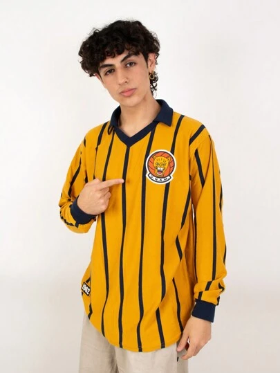 Jersey Retro Oficial Pumas UNAM 1962 para Hombre en Color Oro con Rayas Azul Marino, Camiseta Clásica de Fútbol Inspirada en el Uniforme Histórico del Club Universidad Nacional, Ropa Deportiva de Alta Calidad en Tela Inter (50% Algodón / 50% Poliéster), Diseño Vintage con Estilo Universitario, Ideal para Aficionados Auriazules que Valoran la Tradición, Jersey Coleccionable para Uso Casual o Día de Partido, Prenda Oficial para Fanáticos de Pumas UNAM y Amantes del Fútbol Retro