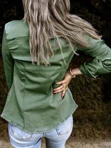 Camisa vaquera clásica de manga larga en verde militar para mujer con detalles de bolsillo y botón frontal, ideal para un look casual y cómodo en la temporada de otoño - Verde militar - Ver 5
