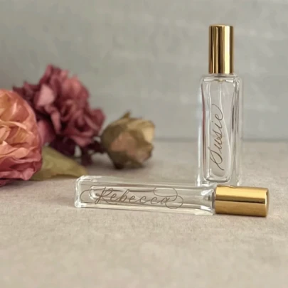 [Customization] Personalized Engraved Perfume Bottle, Mother Of The Bride, Bridal Party Gift, Bridesmaid Gift, Bridesmaid Proposal, Personalized Perfume, Multi-Functional, Ornamental, Letter, Exquisite, Stylish, Vintage, Customized, Personalized, Custom, Ideal Gifts For Her, Girlfriend, Her, Grandparents, For Anniversaries, For Weddings, Multi-Functional