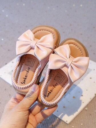 1 par de sandalias con lazo para niñas, zapatos de estilo coreano para niños, sandalias de bebé y niño pequeño de punta cerrada a la moda, zapatos planos antideslizantes adecuados para vestidos