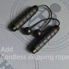 0.7厘米厚减震跳绳垫，轻便、隔音、防滑，采用柔软的TPE材质，便携式设计，适合家庭健身、瑜伽、学生、减肥等场合。