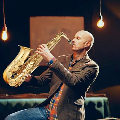 Saxofón alto en mi bemol para principiantes, saxofón alto en mi bemol, saxofón alto AS-100 con boquilla, cañas, soporte, estuche, paño de limpieza, guantes y cepillo, saxofón alto dorado para estudiantes de música