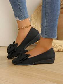 Nuevos zapatos planos para mujeres, cómodos zapatos de tacón bajo y bloque, punta redonda con decoración de mariposa, estilo moda slip-on tipo mocasín