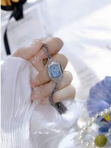 一款时尚精致的女士石英表，采用金色和银色表壳、方形表盘、不锈钢表带和独特设计，非常适合日常佩戴。型号 FA1852。