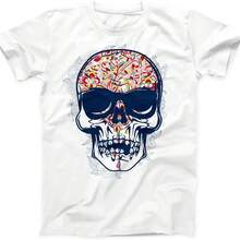 Camiseta de anime con ilustraciones coloridas y motivos de manga
