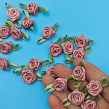 30/50 piezas Mini rosas de satén con hojas verdes, manualidades DIY, costura y decoración de boda, decoración del Día de San Valentín - Decoraciones florales adorables - Mezcla aleatoria