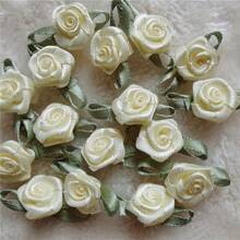 30/50 piezas Mini rosas de satén con hojas verdes, manualidades DIY, costura y decoración de boda, decoración del Día de San Valentín - Decoraciones florales adorables - Mezcla aleatoria