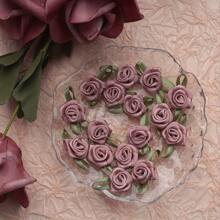 30/50 piezas Mini rosas de satén con hojas verdes, manualidades DIY, costura y decoración de boda, decoración del Día de San Valentín - Decoraciones florales adorables - Mezcla aleatoria