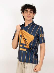 Jersey Retro Oficial Pumas UNAM 40 Años para Hombre en Color Dorado con Emblema Azul Marino, Camiseta de Fútbol Clásica de Alta Calidad, Diseño Conmemorativo del Aniversario del Club Universidad Nacional, Ropa Deportiva Estilo Vintage en Tela Azucena 100% Poliéster, Jersey Ligero y Cómodo para Aficionados Auriazules, Prenda Coleccionable con Detalles Clásicos y Toque Moderno, Ideal como Regalo para Fanáticos de Pumas UNAM, Perfecto para Uso Casual o Días de Partido - Azul Marino - Ver 3