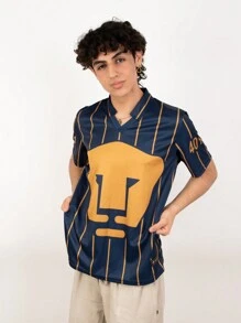 Jersey Retro Oficial Pumas UNAM 40 Años para Hombre en Color Dorado con Emblema Azul Marino, Camiseta de Fútbol Clásica de Alta Calidad, Diseño Conmemorativo del Aniversario del Club Universidad Nacional, Ropa Deportiva Estilo Vintage en Tela Azucena 100% Poliéster, Jersey Ligero y Cómodo para Aficionados Auriazules, Prenda Coleccionable con Detalles Clásicos y Toque Moderno, Ideal como Regalo para Fanáticos de Pumas UNAM, Perfecto para Uso Casual o Días de Partido - Azul Marino - Ver 2