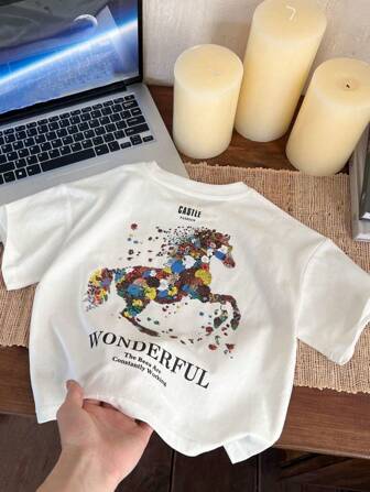 年轻男孩时尚印花圆领 T 恤和百搭短袖，夏季