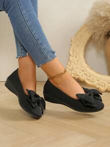 Nuevos zapatos planos para mujeres, cómodos zapatos de tacón bajo y bloque, punta redonda con decoración de mariposa, estilo moda slip-on tipo mocasín