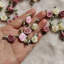 30/50 piezas Mini rosas de satén con hojas verdes, manualidades DIY, costura y decoración de boda, decoración del Día de San Valentín - Decoraciones florales adorables - Mezcla aleatoria