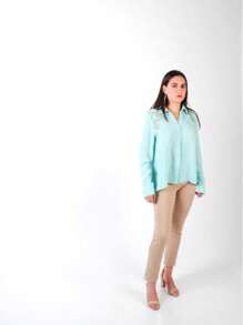 Blusa Elegante Celeste para Mujer con Encaje y Espalda Abierta con Tirantes Cruzados – Diseño Sofisticado y Moderno con Detalles Femeninos – Ideal para Ocasiones Casual, Trabajo, Oficina, Citas y Eventos Especiales – Estilo Atemporal con Manga Larga y Tejido Ligero para Mayor Comodidad – Blusa de Moda con Toque Romántico y Sensual – Look Chic y Versátil que Combina con Jeans, Pantalones de Vestir o Faldas – Material Suave y Transpirable para Primavera y Otoño – Diseño de Encaje Floral en la Espalda para un Acabado Refinado – Corte Suelto y Favorecedor para Todas las Siluetas – Outfit Perfecto para Mujeres Seguras de Sí Mismas que Buscan Elegancia y Estilo – Blusa de Alta Calidad con Costuras Finas y Detalles Cuidadosos – Prenda Imprescindible en tu Closet para un Look Moderno y Sofisticado – Blusa Celeste con Encaje y Espalda Descubierta para un Toque Único y Femenino. - Celeste - Ver 3