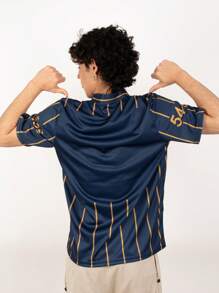 Jersey Retro Oficial Pumas UNAM 40 Años para Hombre en Color Dorado con Emblema Azul Marino, Camiseta de Fútbol Clásica de Alta Calidad, Diseño Conmemorativo del Aniversario del Club Universidad Nacional, Ropa Deportiva Estilo Vintage en Tela Azucena 100% Poliéster, Jersey Ligero y Cómodo para Aficionados Auriazules, Prenda Coleccionable con Detalles Clásicos y Toque Moderno, Ideal como Regalo para Fanáticos de Pumas UNAM, Perfecto para Uso Casual o Días de Partido - Azul Marino - Ver 5