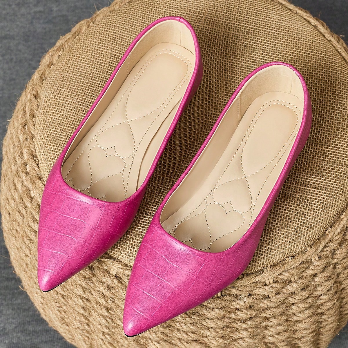 Zapatos planos con punta puntiaguda de mujer en los siguientes diseños: 1) Estilo patrón de piel de serpiente negra, 2) Slip-on rojo, 3) Estampado d