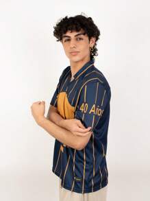 Jersey Retro Oficial Pumas UNAM 40 Años para Hombre en Color Dorado con Emblema Azul Marino, Camiseta de Fútbol Clásica de Alta Calidad, Diseño Conmemorativo del Aniversario del Club Universidad Nacional, Ropa Deportiva Estilo Vintage en Tela Azucena 100% Poliéster, Jersey Ligero y Cómodo para Aficionados Auriazules, Prenda Coleccionable con Detalles Clásicos y Toque Moderno, Ideal como Regalo para Fanáticos de Pumas UNAM, Perfecto para Uso Casual o Días de Partido - Azul Marino - Ver 6