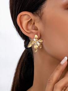 1 paire de boucles d'oreilles fleuries en cristal à la mode, élégantes et charmantes, convenant au port quotidien et à la saison des mariages pour les femmes