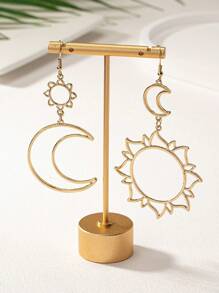 1 Pair Retro Fashion Geometric Hollow Sun & Moon Asymmetrical Earrings, Suitable For Women Everyday And Holiday Wear