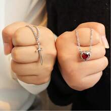 Set de 2 collares con colgante de corazón y espada de circonita, chapado en plata y oro, para mujer y hombre, pareja