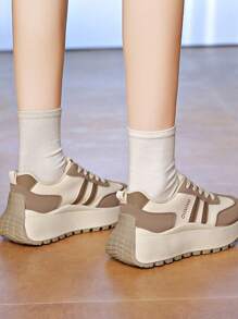 Nuevos tenis gruesos para mujeres, de suela gruesa con aumento de altura, zapatillas deportivas casuales con cordones a color, primavera 2025