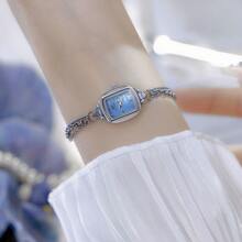 一款时尚精致的女士石英表，采用金色和银色表壳、方形表盘、不锈钢表带和独特设计，非常适合日常佩戴。型号 FA1852。