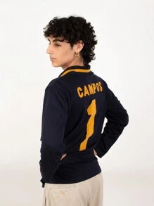 Jersey Retro Oficial Pumas UNAM Número 1 de Jorge Campos, Camiseta de Fútbol de Manga Larga para Hombre y Mujer en Azul Marino con Insignia Dorada, Diseño Clásico en Tela Chifón de Alta Calidad, Homenaje al Arquero Más Icónico del Club Universidad Nacional, Ropa Deportiva Estilo Vintage para Aficionados Auriazules, Perfecto como Regalo para Fanáticos de Pumas UNAM, Prenda Retro Coleccionable con Nombre y Número 1 en la Espalda, Ajuste Cómodo y Estilo Atemporal - Azul Marino - Ver 2