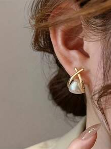 1 paire de boucles d'oreilles de luxe à motif croisé métallique avec faux perle, design minimaliste chic, polyvalent et populaire