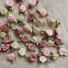 30/50 piezas Mini rosas de satén con hojas verdes, manualidades DIY, costura y decoración de boda, decoración del Día de San Valentín - Decoraciones florales adorables - Mezcla aleatoria
